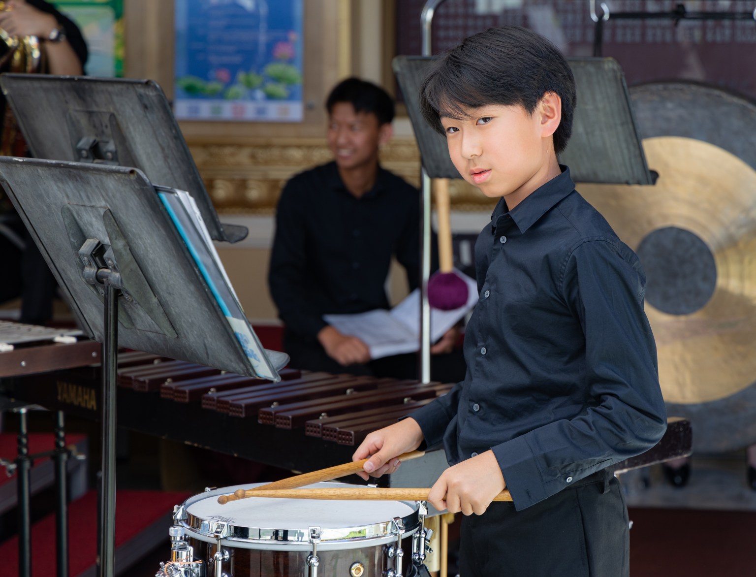 節奏明快的鼓聲為音樂增添躍動能量。